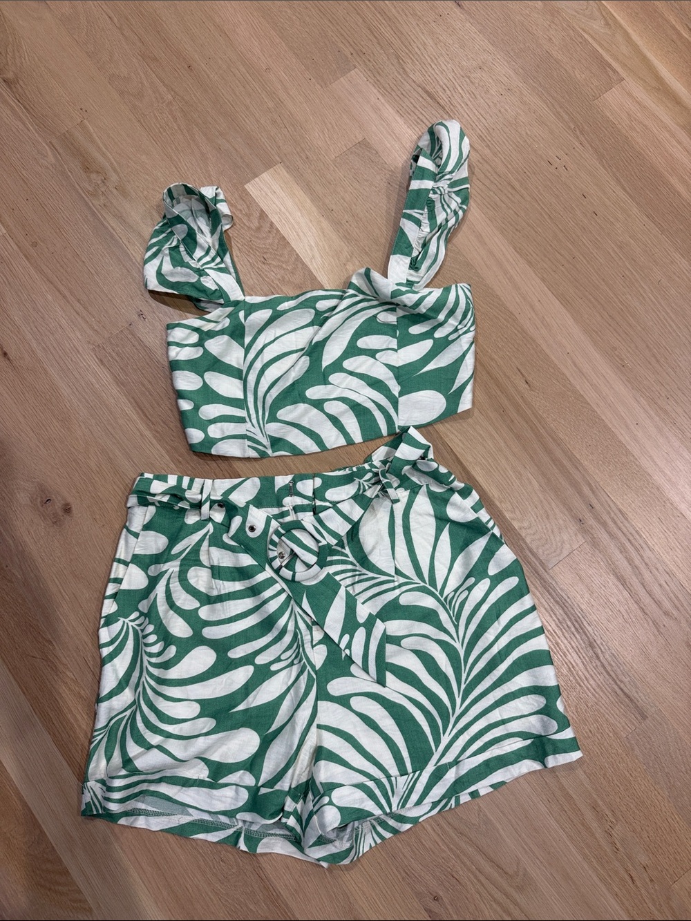 Vici Green & White Leaf-Print Tie-Waist Shorts